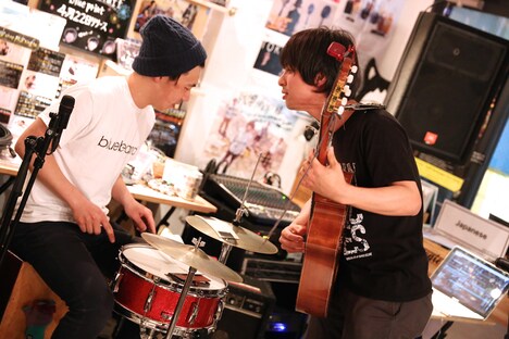 左から、高石晃太郎（peelingwards）、ハシダカズマ（箱庭の室内楽）。（Photo by Viola Kam［V'z Twinkle］）