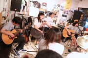 5月7日に東京・残響shopにて行われたライブイベント「酒縁その2」の様子。（Photo by Viola Kam［V'z Twinkle］）