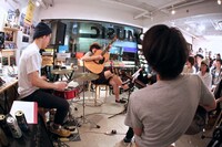 5月7日に東京・残響shopにて行われたライブイベント「酒縁その2」の様子。（Photo by Viola Kam［V'z Twinkle］）