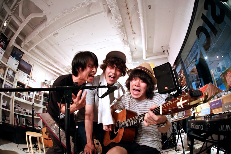 5月7日に東京・残響shopにて行われたライブイベント「酒縁その2」の様子。（Photo by Viola Kam［V'z Twinkle］）