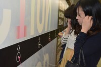 今週の人気画像10位は「壁からミスチル！1日限定新作試聴イベント、新宿駅で開催中」より、試聴イベントの様子。