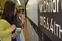 今週の人気画像8位は「壁からミスチル！1日限定新作試聴イベント、新宿駅で開催中」より、試聴イベントの様子。