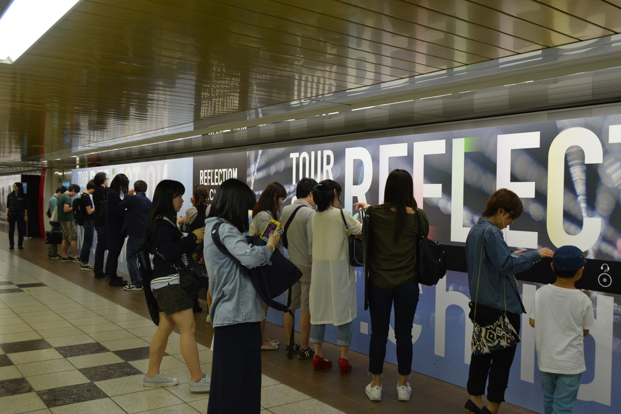 壁からミスチル！1日限定新作試聴イベント、新宿駅で開催中