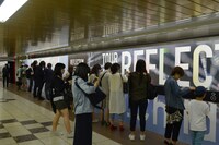 今週の人気画像3位は「壁からミスチル！1日限定新作試聴イベント、新宿駅で開催中」より、試聴イベントの様子。