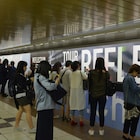壁からミスチル!1日限定新作試聴イベント、新宿駅で開催中