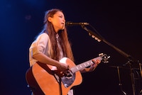 「片平里菜 弾き語りワンマンツアー2015“最高の仕打ち”」初日公演の様子。