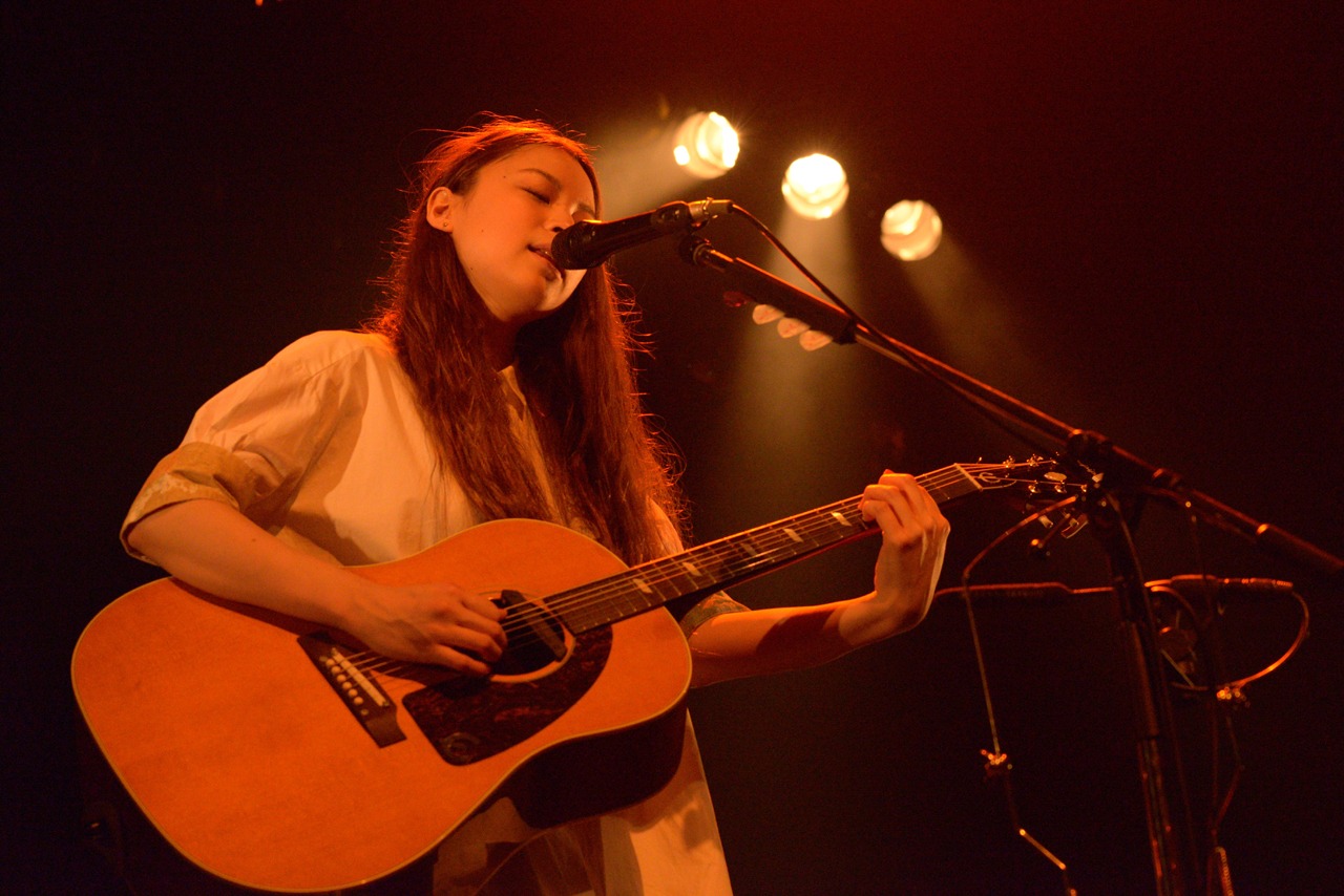 「片平里菜 弾き語りワンマンツアー2015“最高の仕打ち”」初日公演の様子。