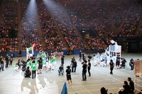 「AKB48大運動会」より、チームBとチームKの玉入れの様子。