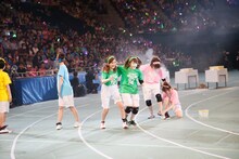 「AKB48大運動会」より、障害物競争の様子。