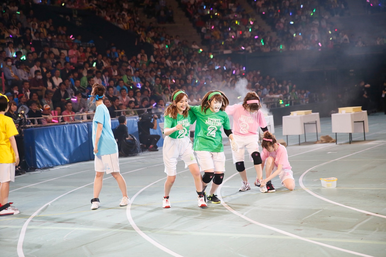 「AKB48大運動会」より、障害物競争の様子。