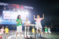 「AKB48大運動会」より、腕相撲決勝戦で敗れた山本彩（チームK）と勝利した大家志津香（チームA）。
