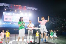 「AKB48大運動会」より、腕相撲決勝戦で敗れた山本彩（チームK）と勝利した大家志津香（チームA）。