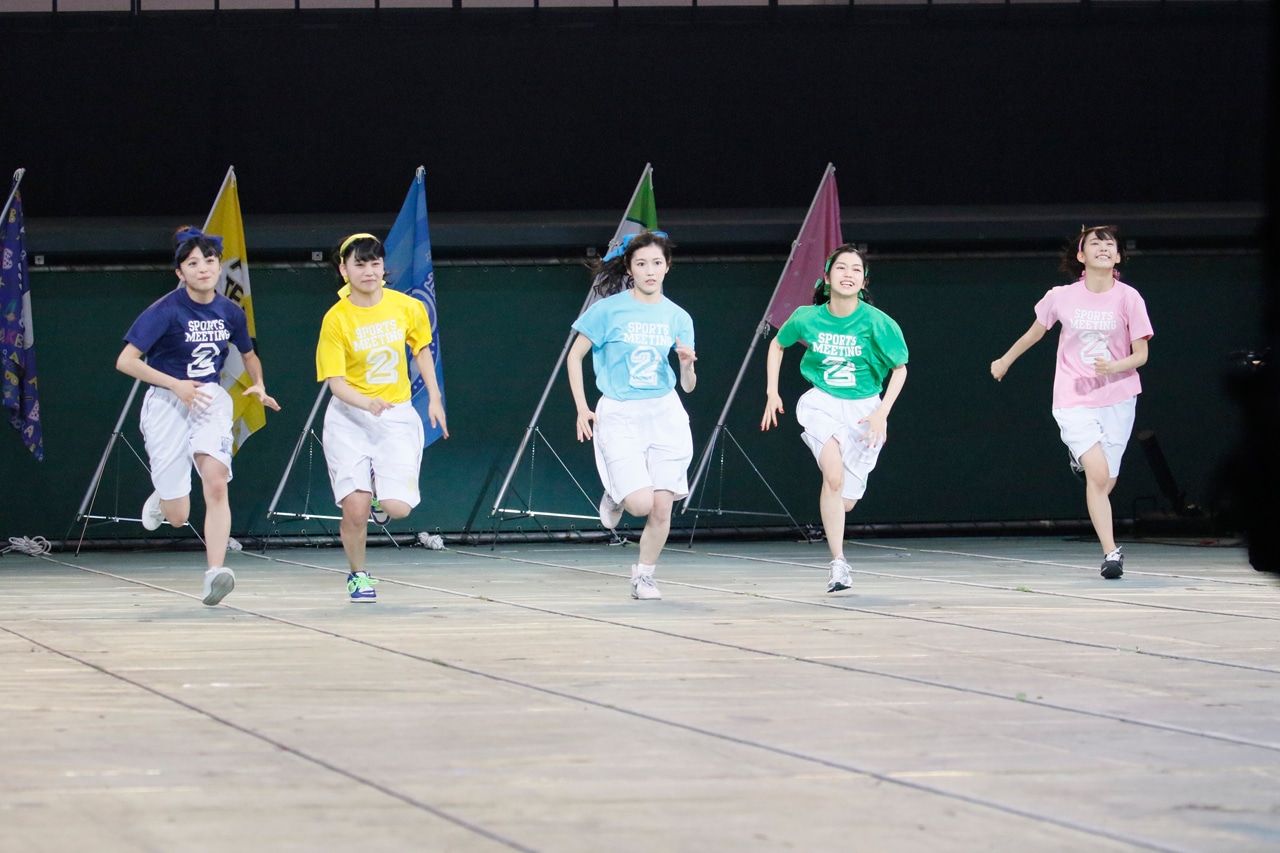「AKB48大運動会」より、30メートルダッシュの様子。