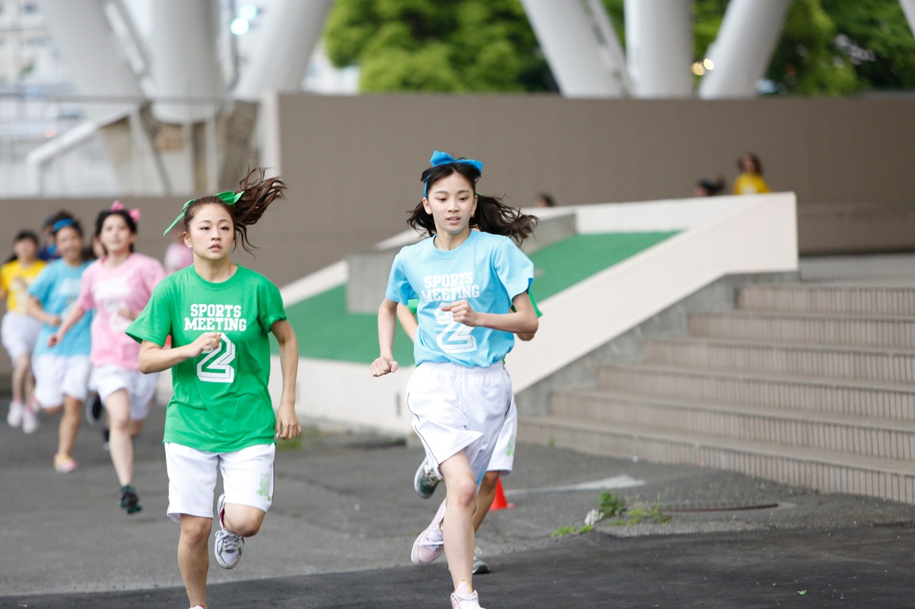 「AKB48大運動会」より、1128メートル持久走の様子。