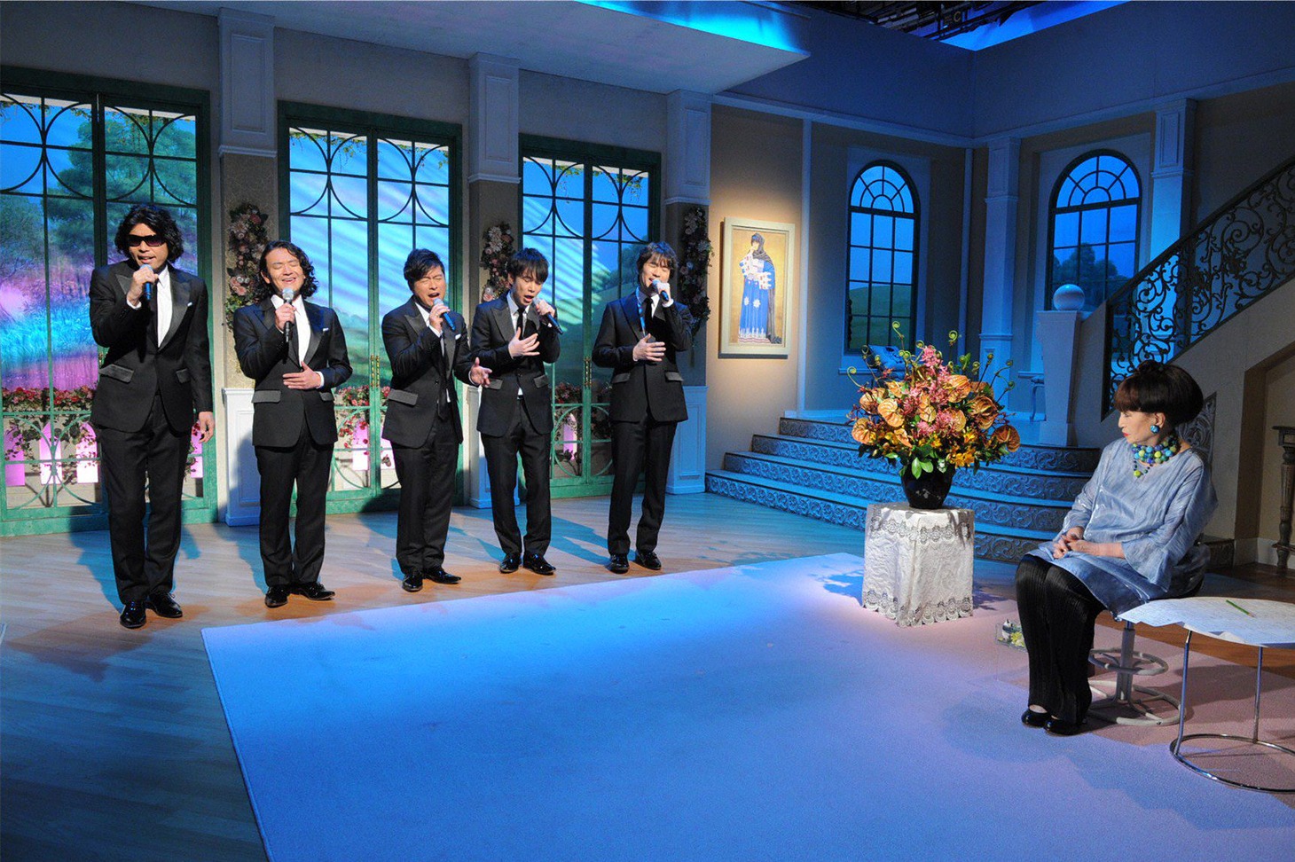 アカペラを披露するゴスペラーズと、それを聴く黒柳徹子。 (c)テレビ朝日
