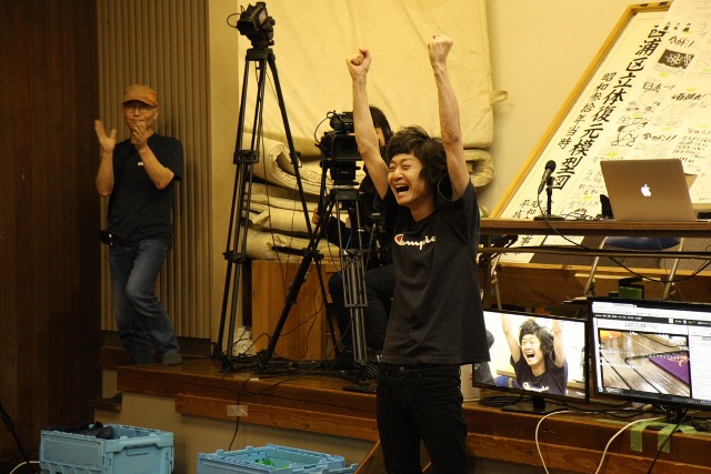 ドミノ倒しの日本個人記録を更新し、大喜びする柴田隆浩。