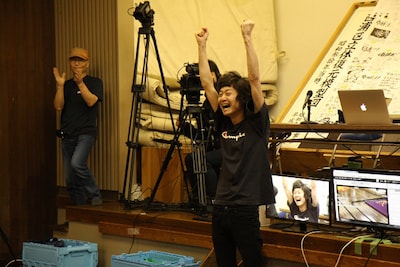 ドミノ倒しの日本個人記録を更新し、大喜びする柴田隆浩。