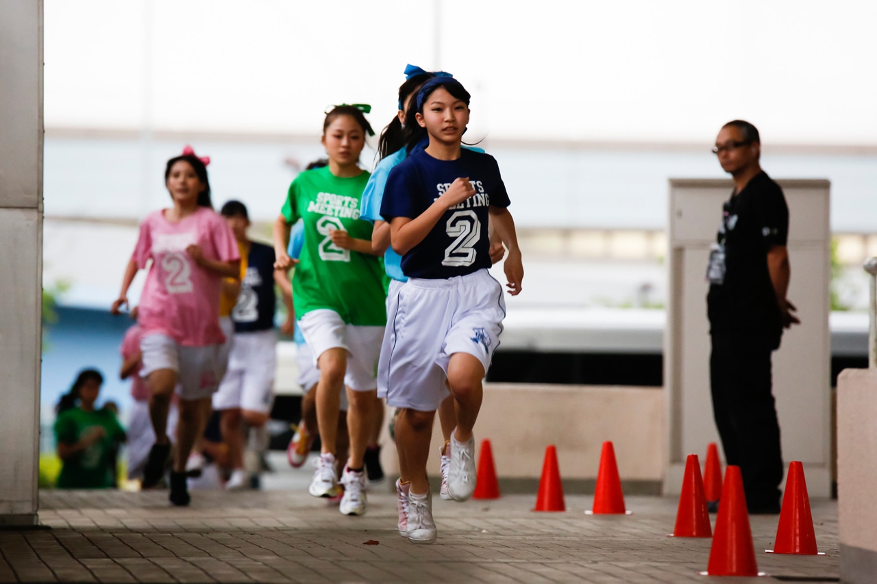 「AKB48大運動会」より、1128メートル持久走の様子。