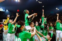 「AKB48大運動会」より、チームKの玉入れの様子。