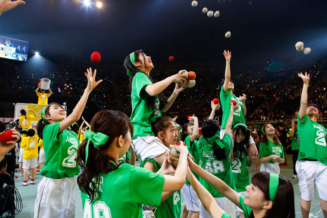 「AKB48大運動会」より、チームKの玉入れの様子。