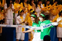 「AKB48大運動会」より、障害物競争の様子。