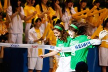 「AKB48大運動会」より、障害物競争の様子。