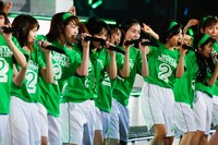 「転がる石になれ」をパフォーマンスするチームK。