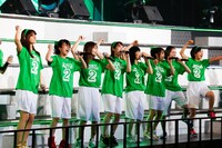 「転がる石になれ」をパフォーマンスするチームK。