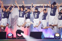 「47の素敵な街へ」をパフォーマンスするチーム8。