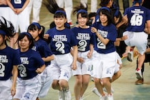 「AKB48大運動会」より、チーム8の大縄跳びの様子。