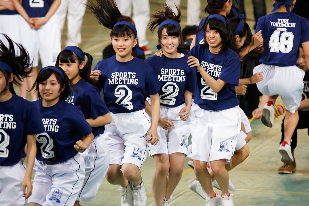「AKB48大運動会」より、チーム8の大縄跳びの様子。