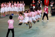 「AKB48大運動会」より、チームAの大縄跳びの様子。