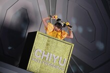 伊藤千由李によるDJパフォーマンス「DJ-CHIYU MIX」の様子。