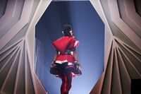 「私、今から覚醒します」と言い残しステージ奥へと消えてゆく秋本帆華。