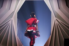 「私、今から覚醒します」と言い残しステージ奥へと消えてゆく秋本帆華。