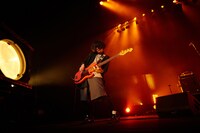 長谷川カオナシ（B, Vo）（撮影：神藤剛）