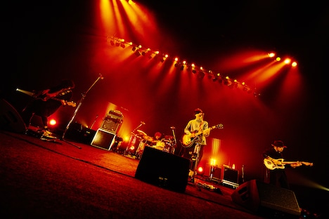 ホールツアー「一つじゃつまらないから、せめて二つくらいやろう 後編」東京・NHKホール公演の様子。（撮影：神藤剛）