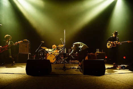 ホールツアー「一つじゃつまらないから、せめて二つくらいやろう 後編」東京・NHKホール公演の様子。（撮影：神藤剛）