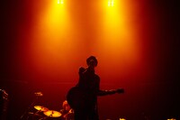 尾崎世界観（Vo, G）（撮影：神藤剛）