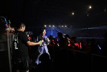 スタンド通路を駆ける大黒柚姫。