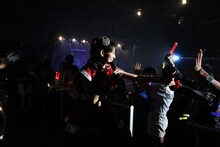 スタンド通路を駆ける秋本帆華。