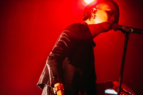 逹瑯（Vo）（撮影：西槇太一）