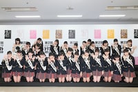 ドラフト候補性47人と横山由依（写真上段左端）、高橋みなみ（写真上段右端） (c)AKS