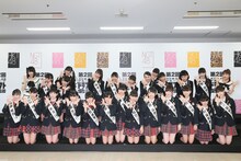 ドラフト候補性47人と横山由依（写真上段左端）、高橋みなみ（写真上段右端） (c)AKS