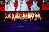 ドラフト候補生たちによる「僕たちは戦わない」歌唱の様子。 (c)AKS