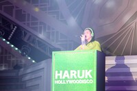 DJで会場を盛り上げる坂本遥奈。