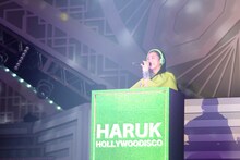 DJで会場を盛り上げる坂本遥奈。