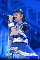 「ベイビーミソカツ」を歌う咲良菜緒。