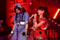 左から大黒柚姫、秋本帆華。