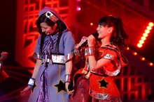 左から大黒柚姫、秋本帆華。